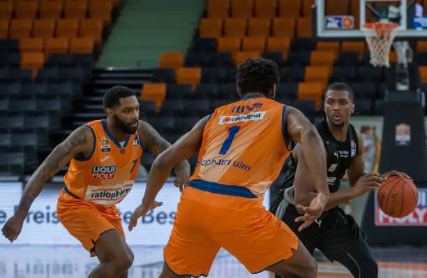 做出犯规动 做出犯规动